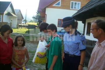 Umanitar: Copiii familiilor sinistrate au primit rechizite de la polițiști