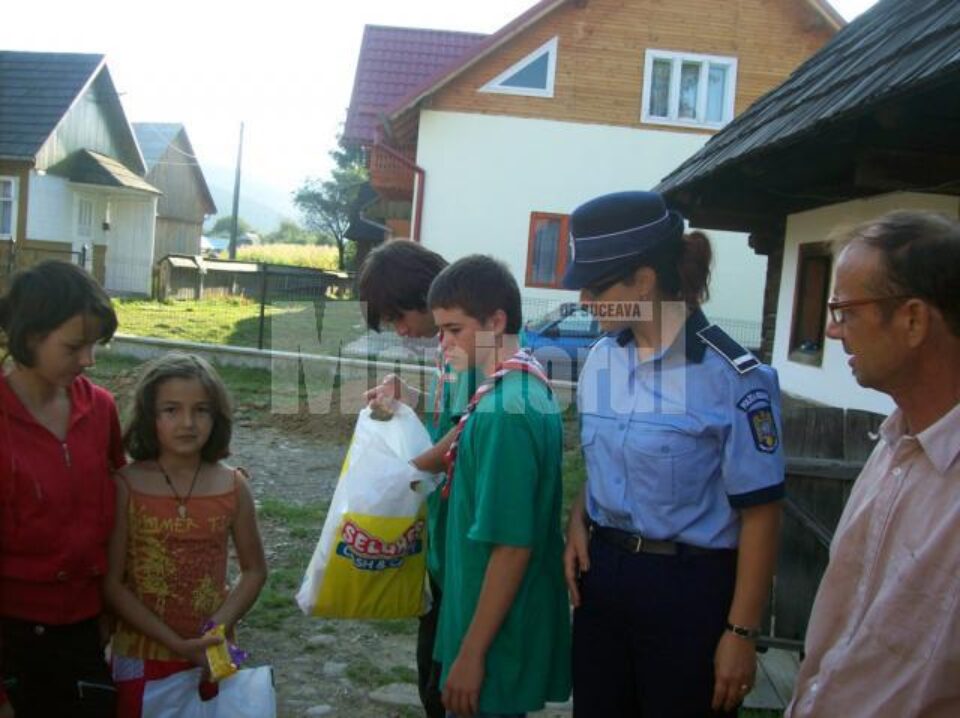 Umanitar: Copiii familiilor sinistrate au primit rechizite de la polițiști Umanitar: Copiii familiilor sinistrate au primit rechizite de la polițiști
