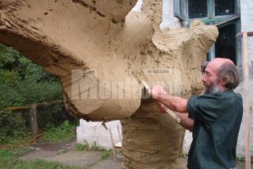 Mircea Dăneasă lucrând la Monumentul Eroilor
