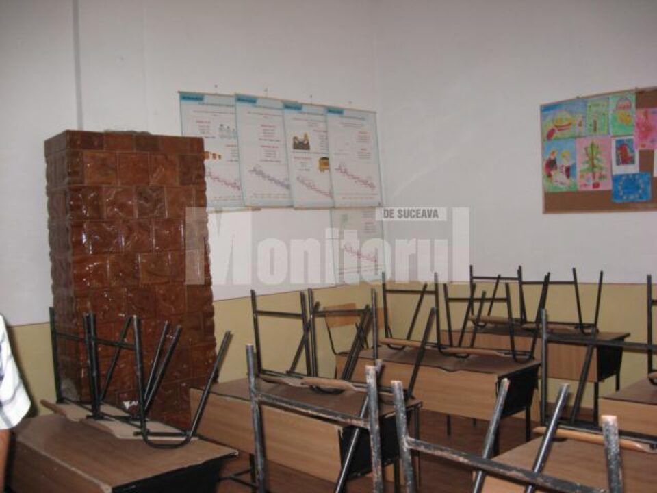 Bănci la Școala Liteni Moara, primite de la școlile modernizate Bănci la Școala Liteni Moara, primite de la școlile modernizate