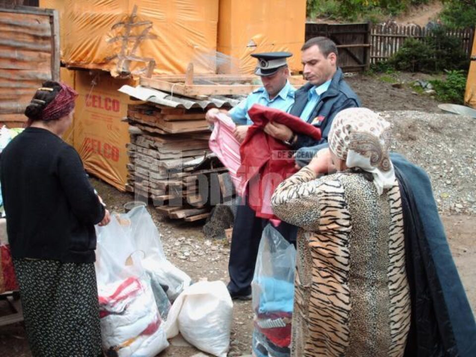 Umanitar: Jandarmii au împărțit pături și haine groase sinistraților