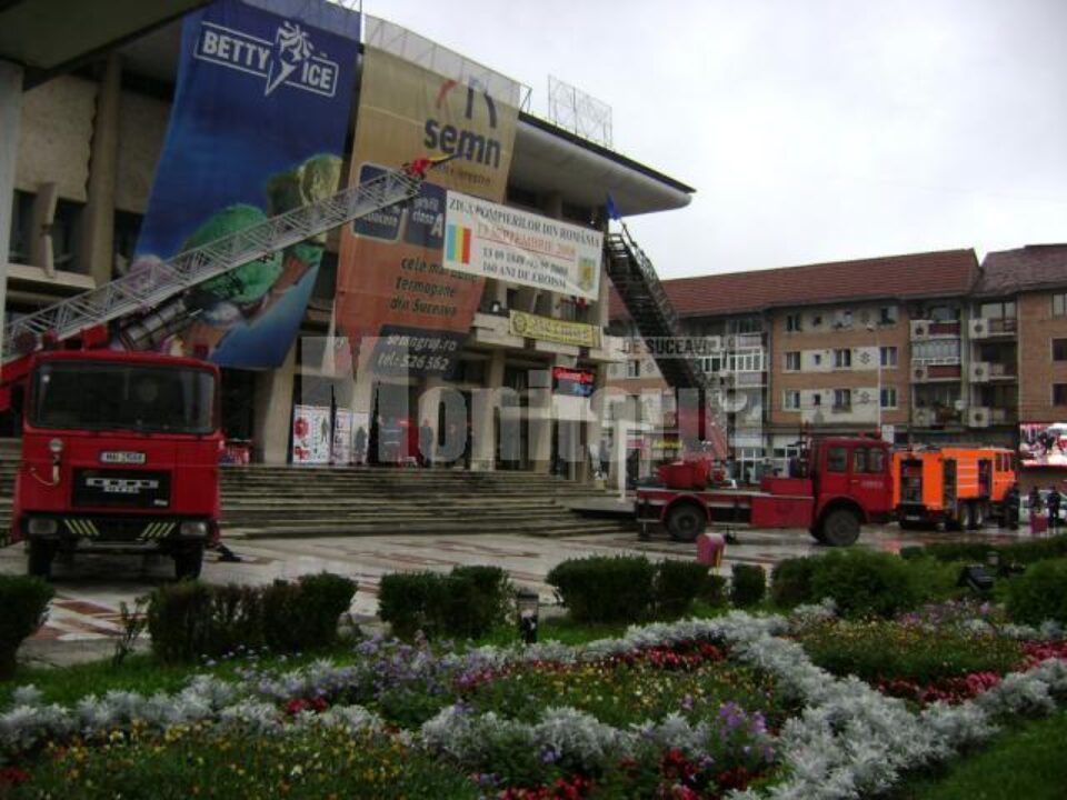 De ziua lor: Pompierii au venit cu autospecialele în fața Casei de Cultură