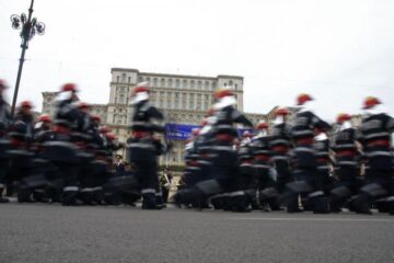 Efective ale Inspectoratului General pentru Situații de Urgenta (I.G.S.U.) defilează în cadrul paradei prilejuite de Ziua Pompierilor din România. Foto: MEDIAFAX