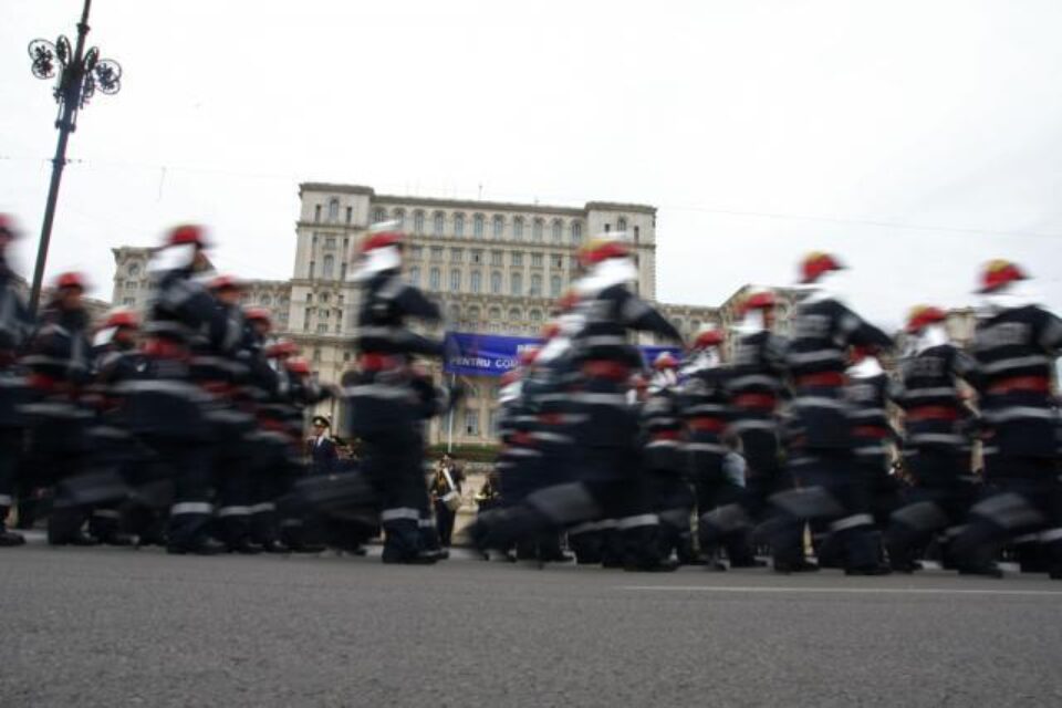 Efective ale Inspectoratului General pentru Situații de Urgenta (I.G.S.U.) defilează în cadrul paradei prilejuite de Ziua Pompierilor din România. Foto: MEDIAFAX
