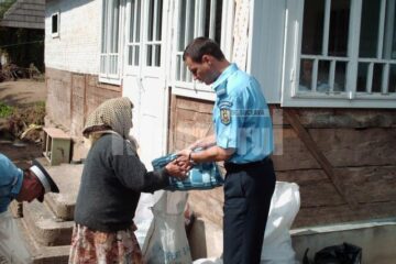 Umanitar: Jandarmii au împărțit pături și haine groase sinistraților