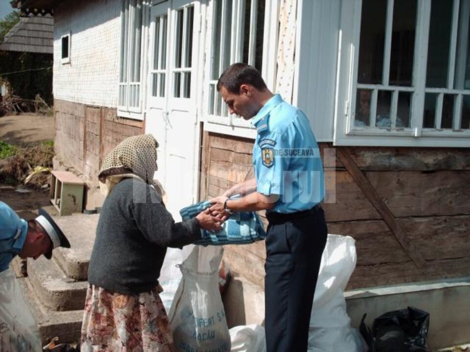 Umanitar: Jandarmii au împărțit pături și haine groase sinistraților Umanitar: Jandarmii au împărțit pături și haine groase sinistraților