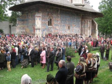 Ceas aniversar: Peste o mie de credincioși, prezenți la resfințirea Voronețului