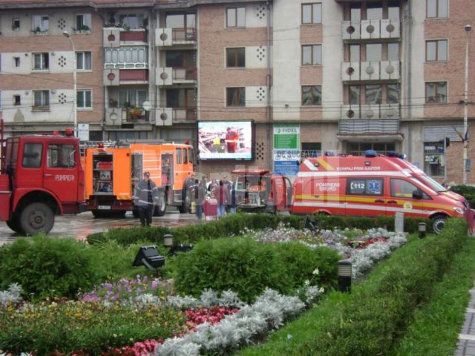 De ziua lor: Pompierii au venit cu autospecialele în fața Casei de Cultură De ziua lor: Pompierii au venit cu autospecialele în fața Casei de Cultură