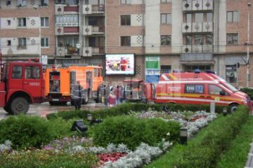 De ziua lor: Pompierii au venit cu autospecialele în fața Casei de Cultură