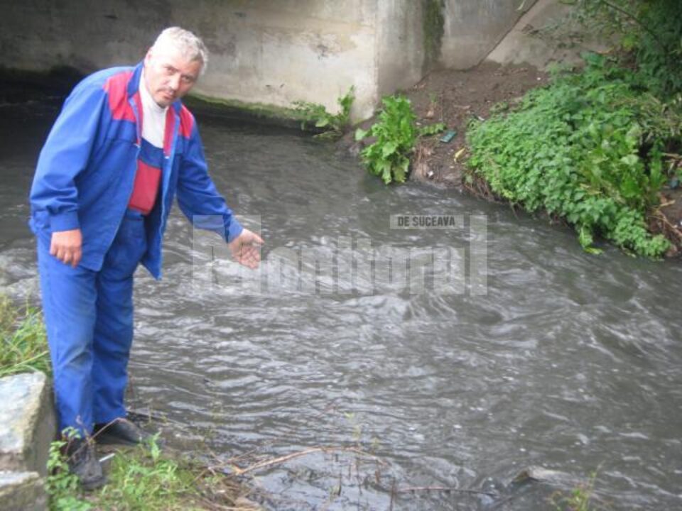 Gelu Munteanu a luat o strecurătoare pe care a introdus-o în apă și aceasta s-a umplut de mizerie