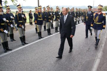 Presedintele Traian Basescu salută Garda de Onoare, la Țebea. Foto: MEDIAFAX