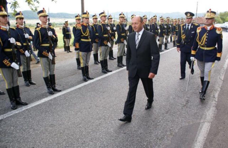 Presedintele Traian Basescu salută Garda de Onoare, la Țebea. Foto: MEDIAFAX