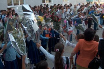Clopoțelul de început de an școlar va suna astăzi pentru 130 de mii de elevi din județul Suceava