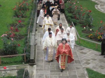 Ceas aniversar: Peste o mie de credincioși, prezenți la resfințirea Voronețului