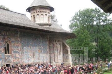 În ciuda frigului, credincioșii au participat la toată slujba arhierească