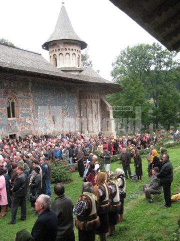 În ciuda frigului, credincioșii au participat la toată slujba arhierească