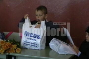 Donație: FACOS i-a făcut fericiți pe elevii școlii din Țibeni