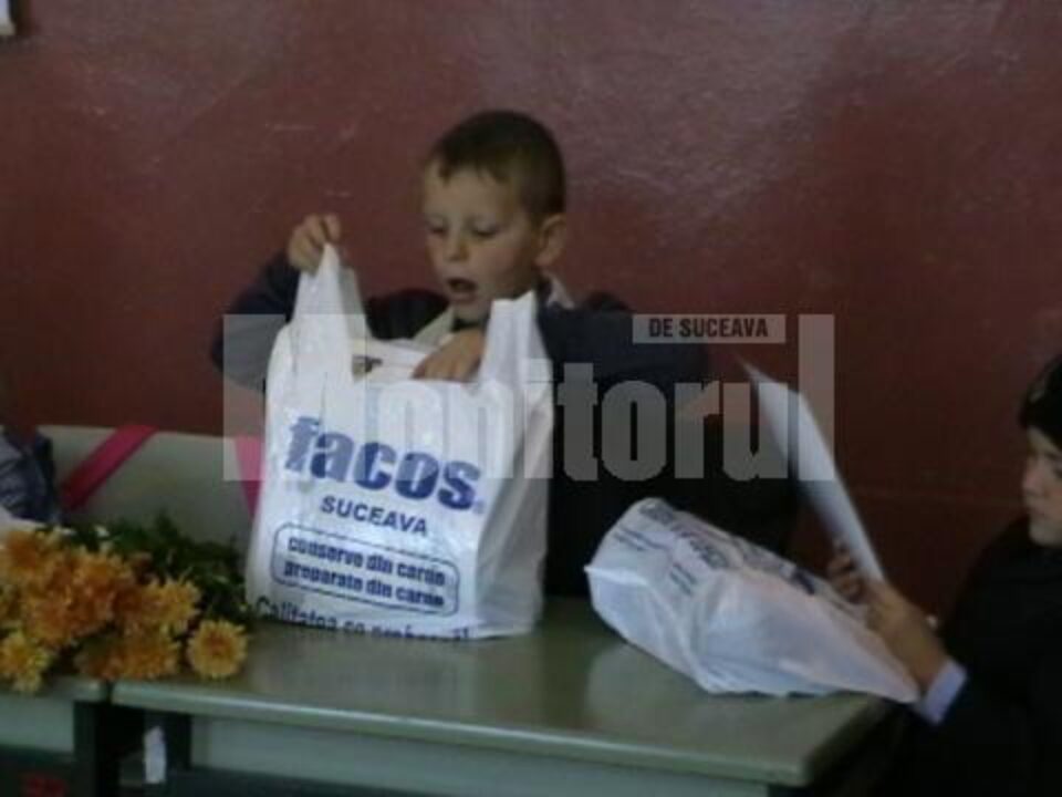 Donație: FACOS i-a făcut fericiți pe elevii școlii din Țibeni