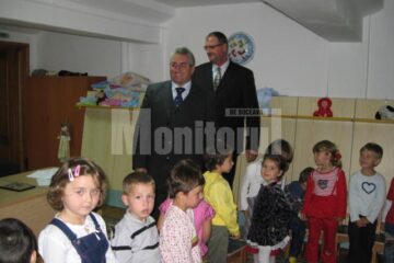 Primarul Ion Lungu și subprefectul Orest Onofrei, în mijlocul preșcolarilor de la Gulliver