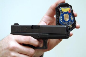 Polițiștii, nevoiți uneori să facă uz de armă. Foto: MEDIAFAX
