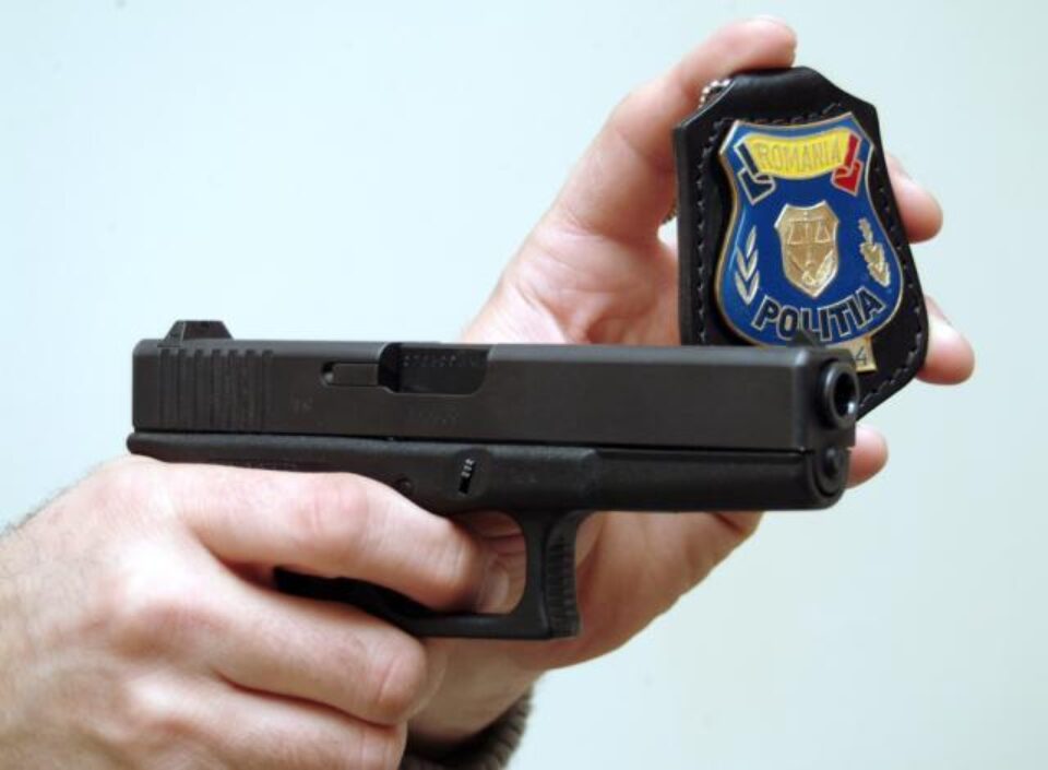 Polițiștii, nevoiți uneori să facă uz de armă. Foto: MEDIAFAX