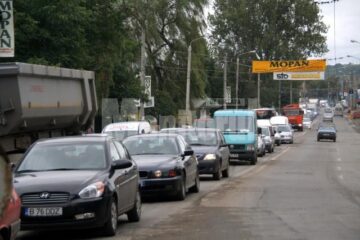 Bară la bară: Trafic de coșmar, după închiderea circulației pe sub pasarela Șcheia