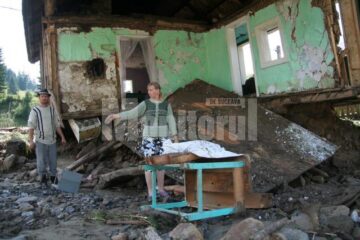 Casă din Moldovița, distrusă la inundații
