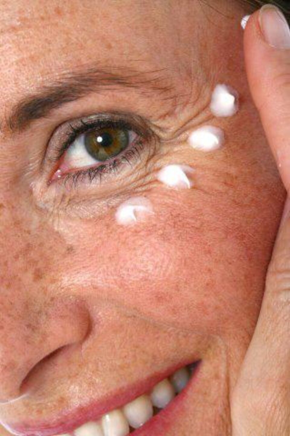 Aplicarea pe piele a substanțelor pe bază de estrogen poate preveni efectele îmbătrânirii. Foto: OREDIA
