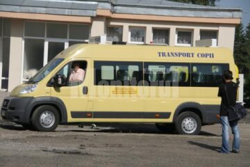 Nu toate microbuzele școlare din județul Suceava au licență de transport persoane