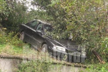 Pe marginea zidului de beton