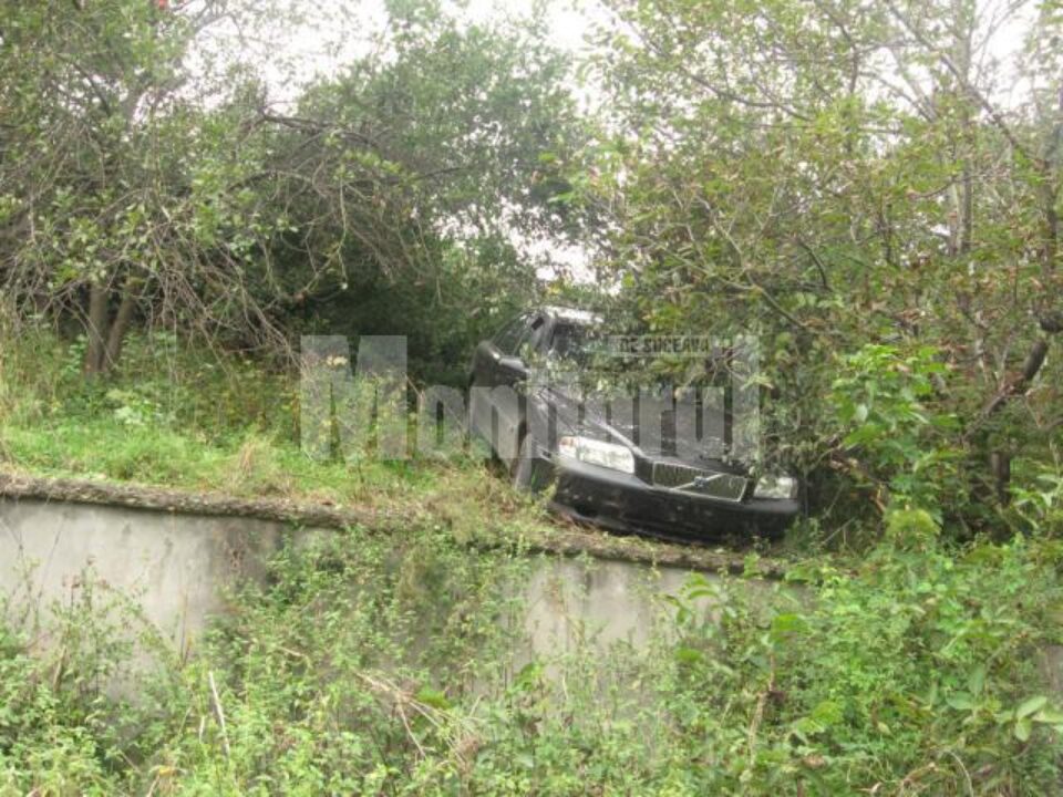 Pe Calea Unirii: Au scăpat ca prin minune după ce au plonjat cu mașina în râpă