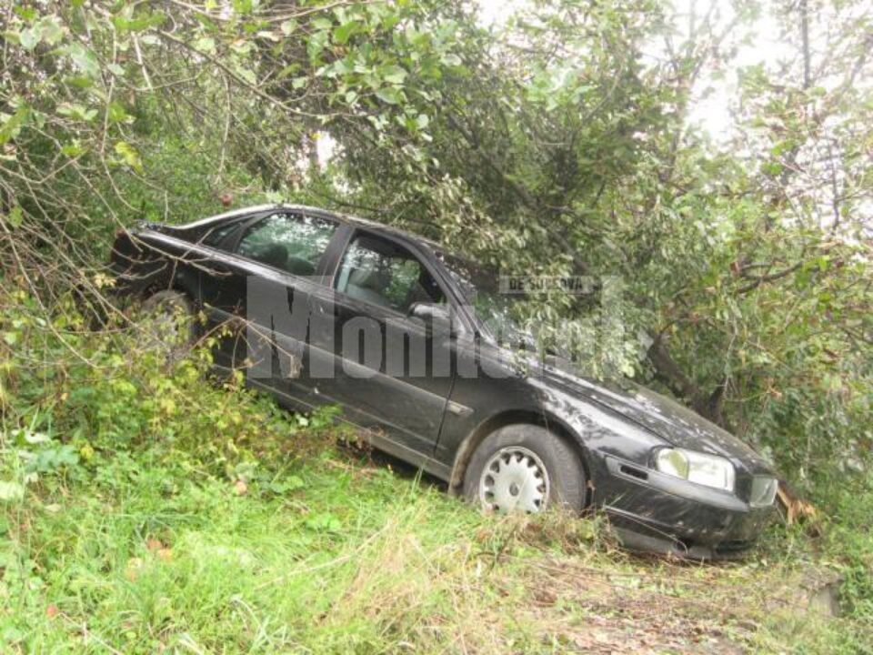 Pe Calea Unirii: Au scăpat ca prin minune după ce au plonjat cu mașina în râpă