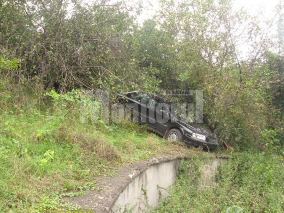 Pe Calea Unirii: Au scăpat ca prin minune după ce au plonjat cu mașina în râpă