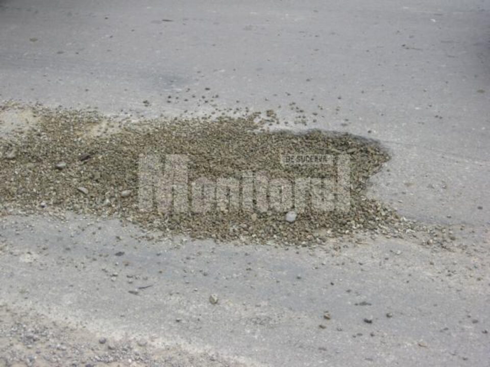 De mântuială: Gropile din zona podului de cale ferată de la Ițcani, „rezolvate” cu pietriș