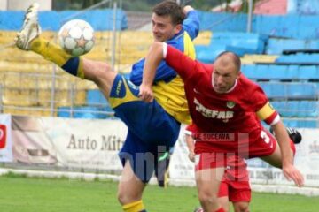 Bukvic (în galben albastru) s-a luptat din greu cu jucătorii adverși