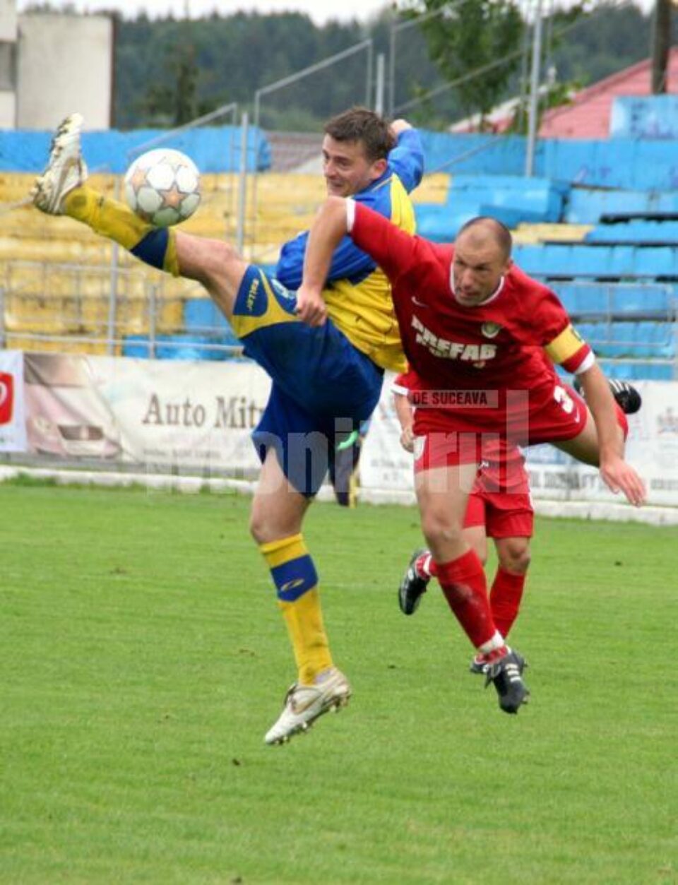 Bukvic (în galben albastru) s-a luptat din greu cu jucătorii adverși