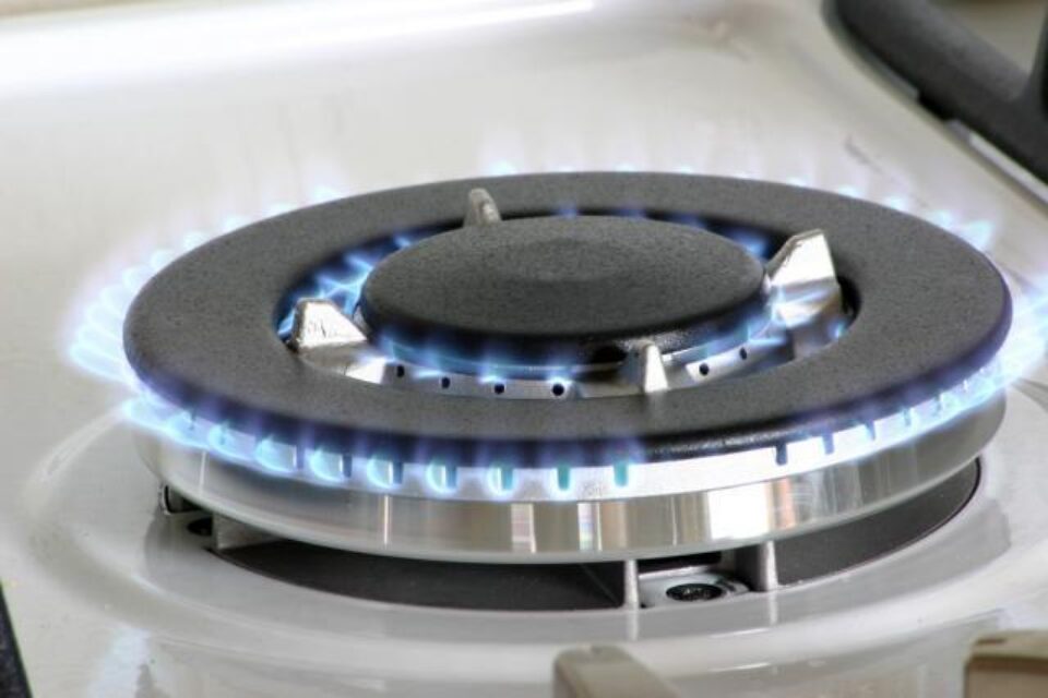 Flacăra aragazului poate provoca intoxicații cu dioxid de carbon și mercaptan. Foto: Gândul Flacăra aragazului poate provoca intoxicații cu dioxid de carbon și mercaptan. Foto: Gândul