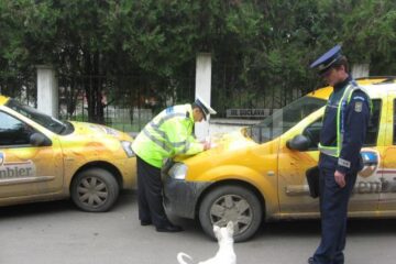Polițiștii au lăsat înștiințări de sancționare pe toate mașinile parcate neregulamentar pe strada Leca Morariu