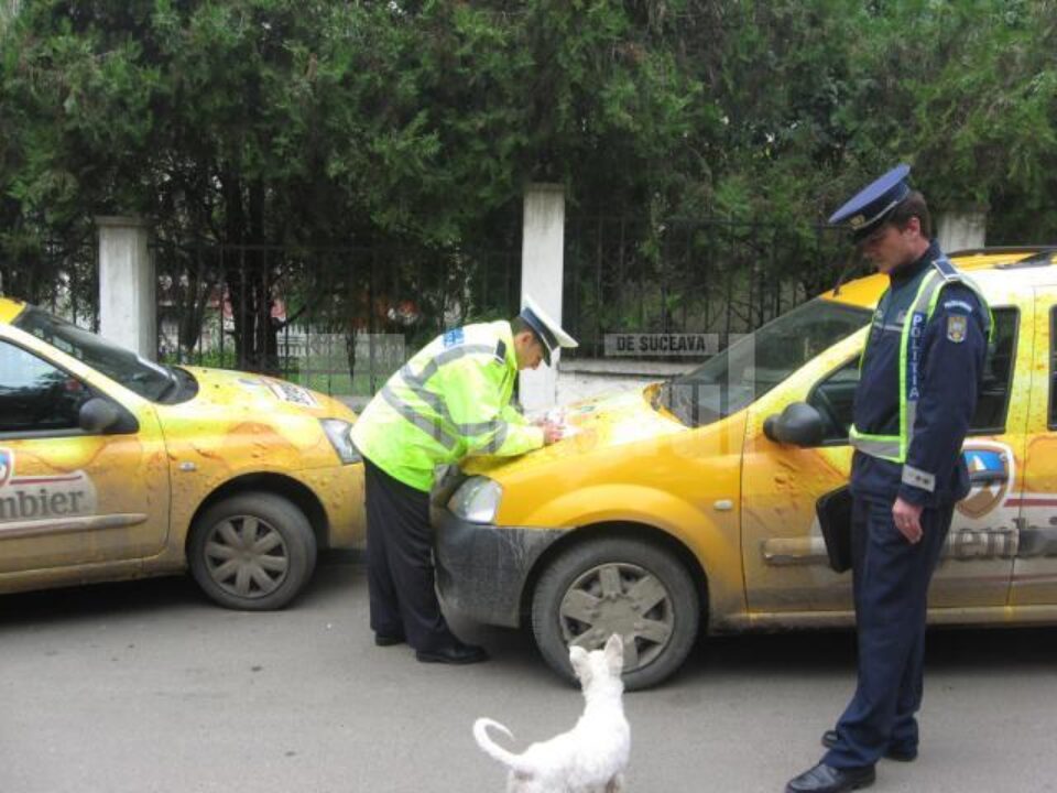 Polițiștii au lăsat înștiințări de sancționare pe toate mașinile parcate neregulamentar pe strada Leca Morariu