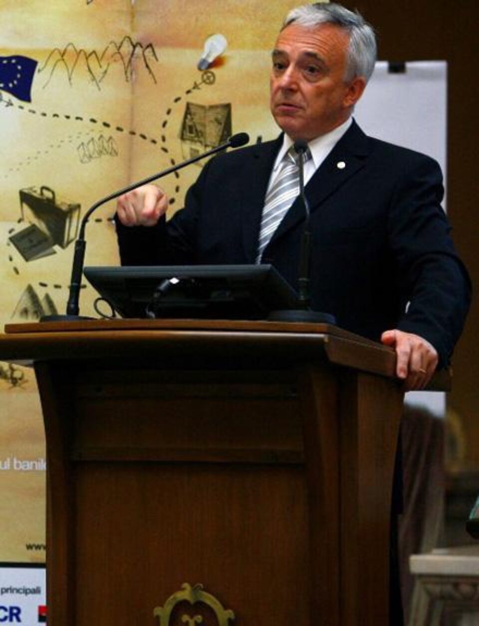 Isărescu spune că sistemul bancar românesc este mai puțin vulnerabil față de criza financiară internațională. Foto: MEDIAFAX