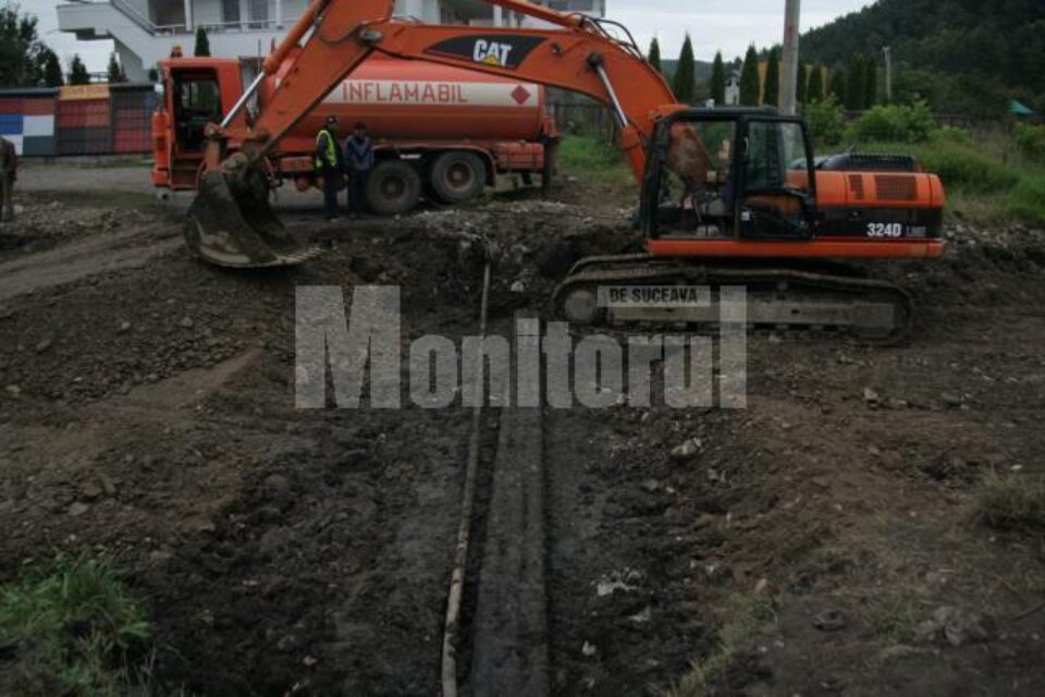 Conductele de apă ale ACET, descoperite în urma decapării drumului