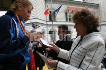 Câștigătorii probelor de la „Cupa Dornelor” au fost premiați de Doina Melinte. Foto: Doru BIGHIU