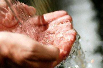 Apa de izvor poate avea vindeca dermatitele. Foto: ZEFA