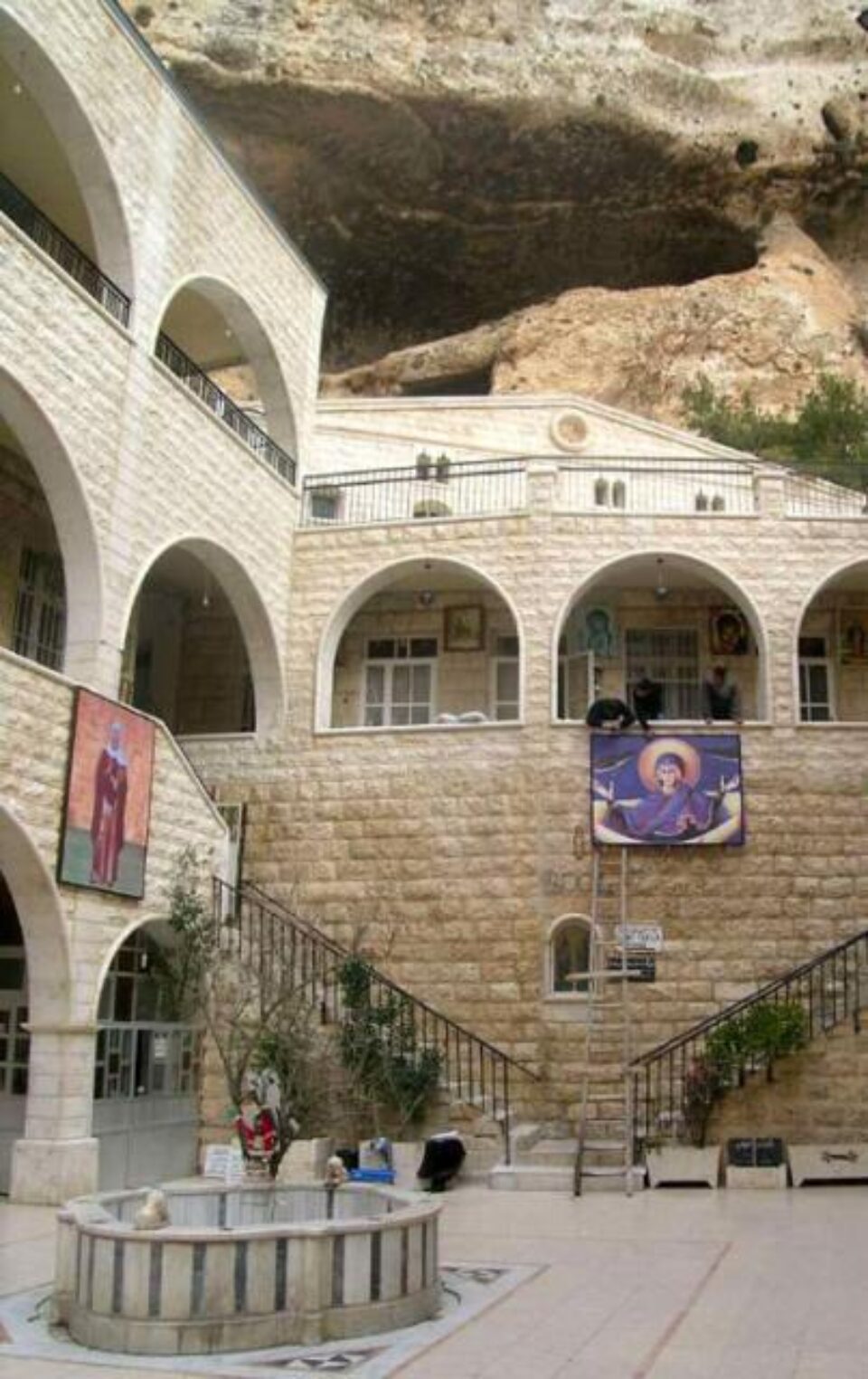 Mănăstirea Sfânta Tecla se află în localitatea Maaloula din Siria