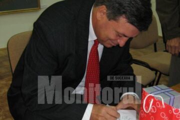 Mircea Sfichi oferind autografe