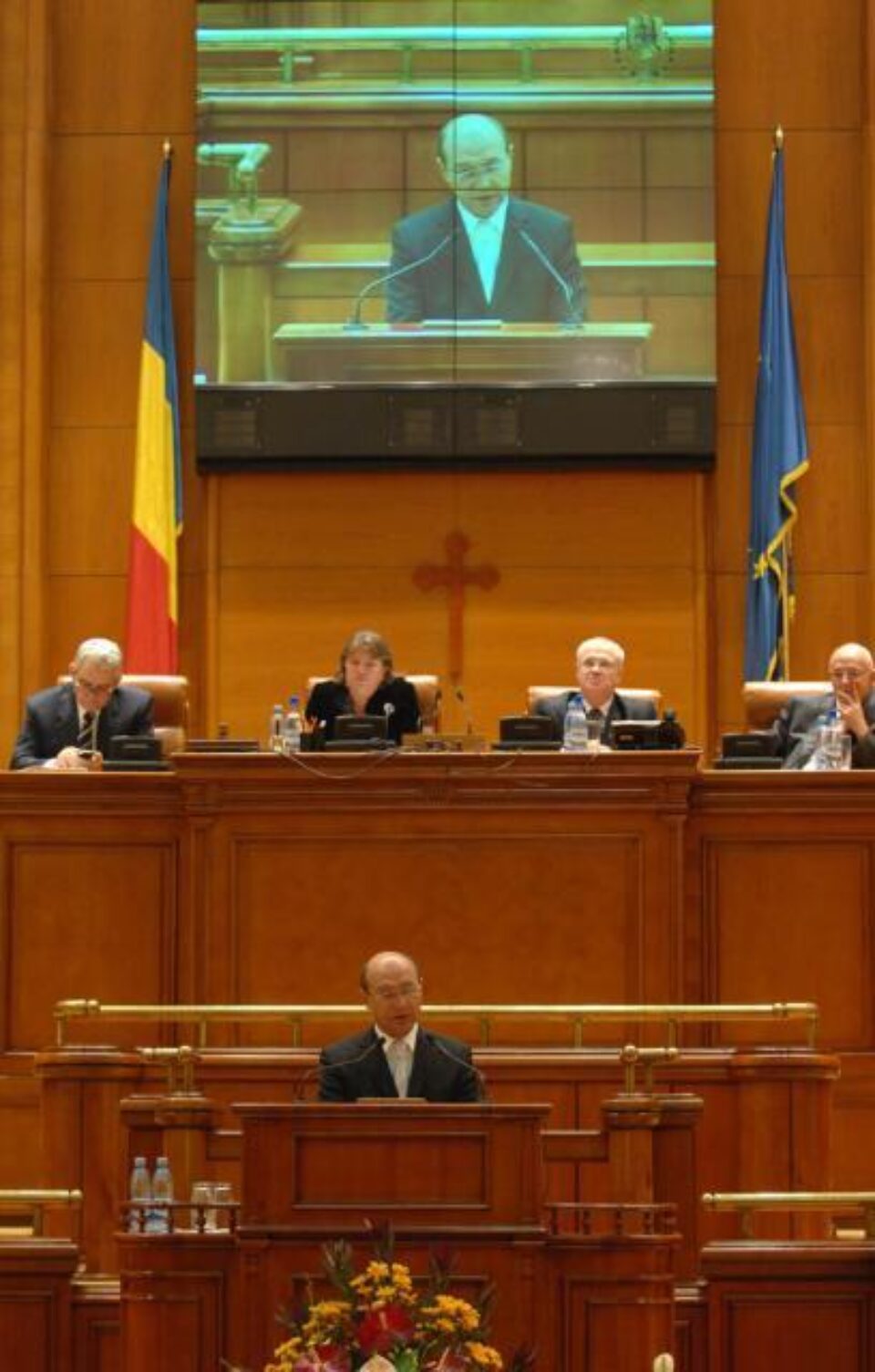 Președintele Băsescu ținând un discurs în Parlament. Foto: Sorin LUPȘA