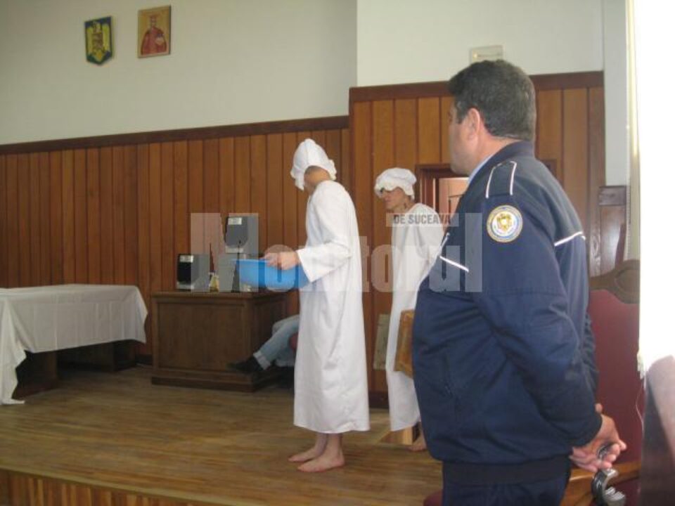 Spectacol de teatru, sub pază