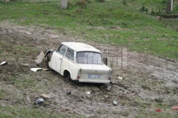 Abandon: Cimitir de mașini sub podul de peste apa Sucevei
