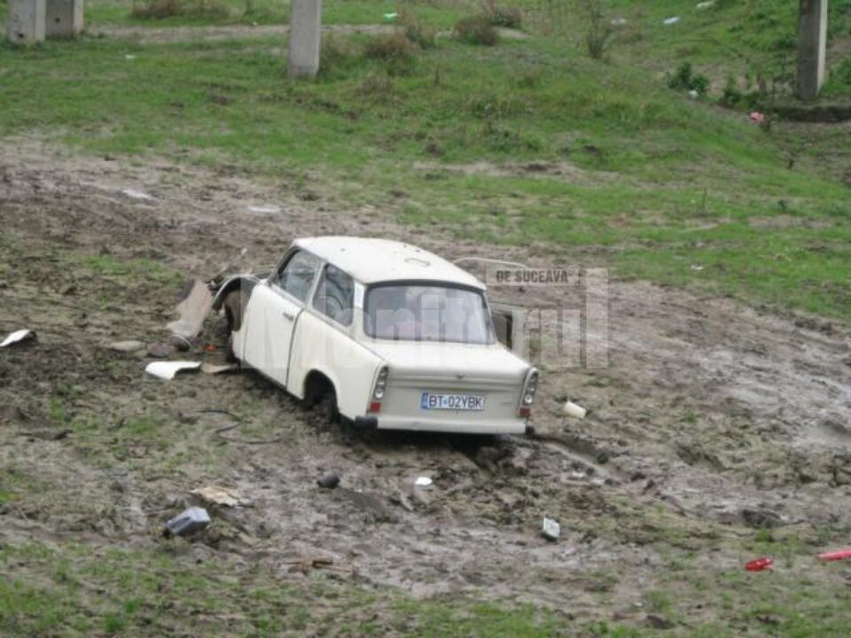 Abandon: Cimitir de mașini sub podul de peste apa Sucevei Abandon: Cimitir de mașini sub podul de peste apa Sucevei