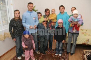 Familia Ambrusi în casă nouă